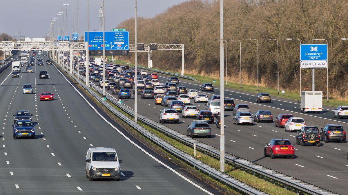 Nizozemský senior jel s veteránem na dálnici příliš pomalu, přišel na místě o řidičák